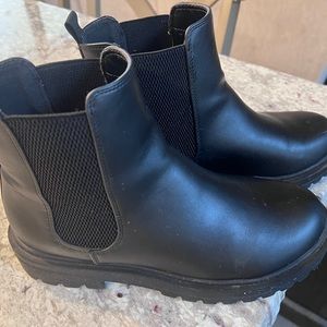 Women’s Black Pull On Size 9 Boot